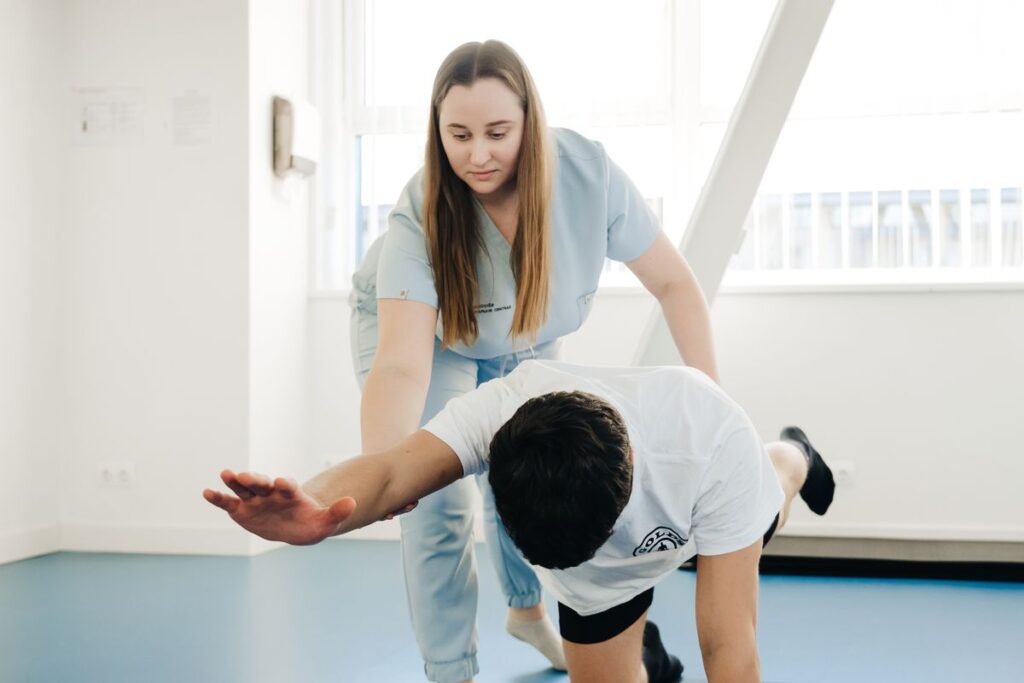 Platzhalterbild: Physiotherapeut bei Dehnübung